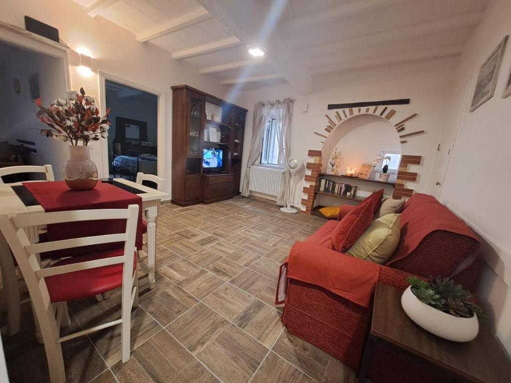 een woonkamer met een bank en een tafel bij La Casetta Dei Volontari in Pitigliano