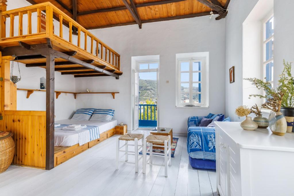 Zimmer mit einem Bett und einem Etagenbett in der Unterkunft The Lemon Tree House in Skopelos