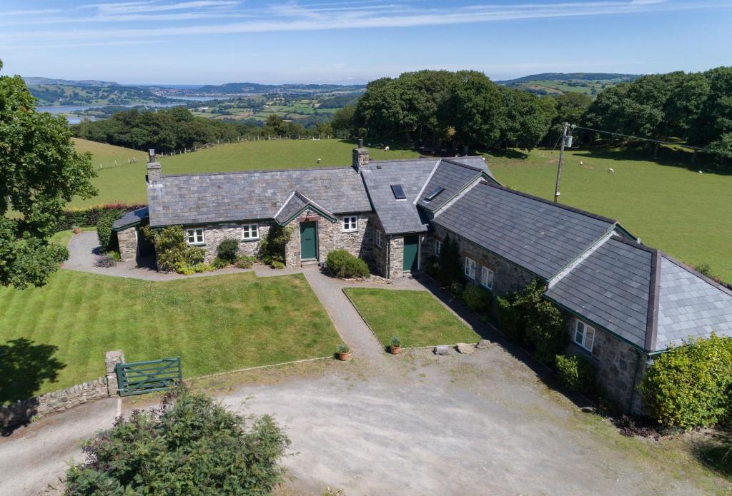 una vista aérea de una casa grande con patio en Ty Newydd, en Tal-y-Cafn