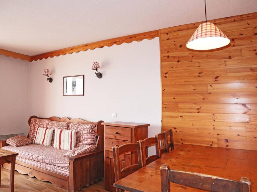 a living room with a couch and a table at Appartement Les Orres, 3 pièces, 8 personnes - FR-1-322-325 in Les Orres