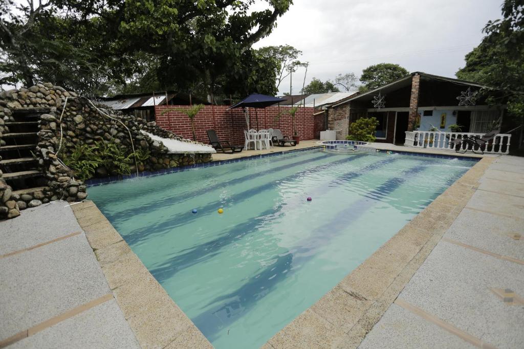 una gran piscina de agua azul en Casa Finca Sancami 1, en Guamal