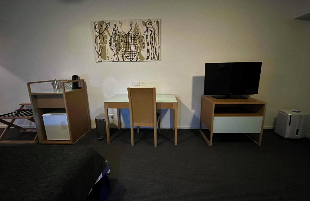 TV a/nebo společenská místnost v ubytování Darwin City Suites with Harbour View