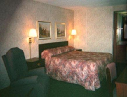 En eller flere senge i et værelse på Relax Inn Richmond
