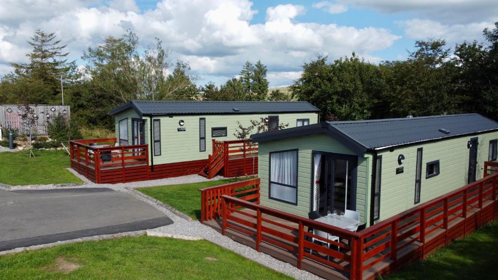 a row of mobile homes in a park at Elite Holiday Caravan in Bassenthwaite