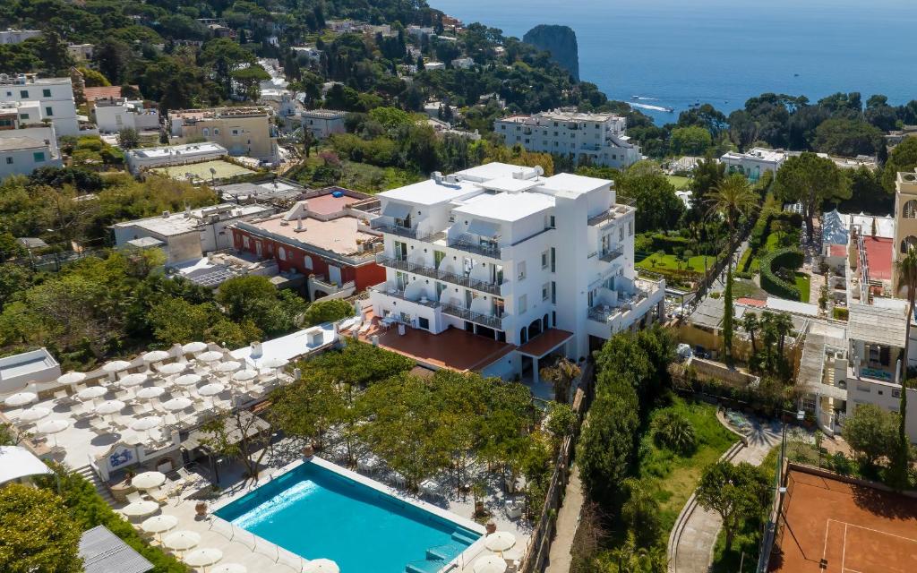 vista aerea su un edificio e sulla piscina di Hotel Syrene a Capri