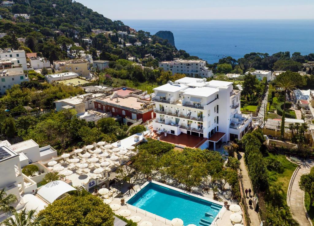 Bazén v ubytování Hotel Syrene nebo v jeho okolí