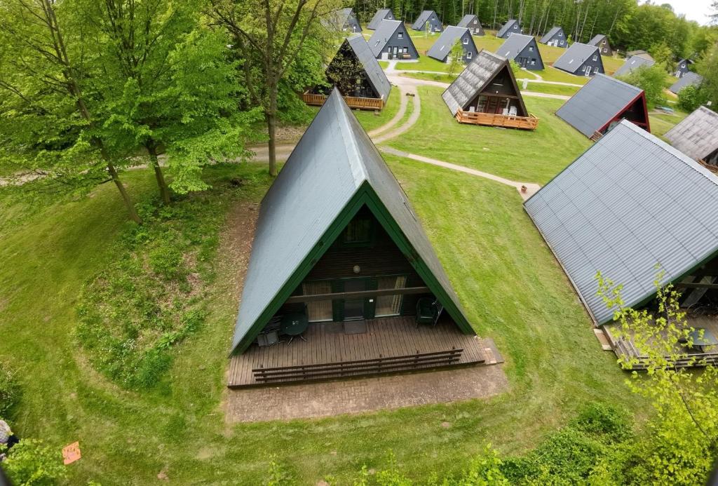 una vista aérea de una casa con techo verde en Ferienhaus Ida am Twistesee en Bad Arolsen