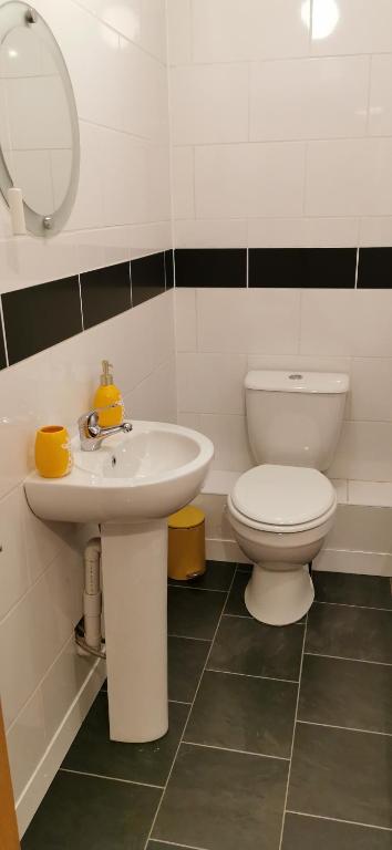 Chy Lowen Private rooms with kitchen, dining room and garden access close to Eden Project & beaches - Single Room