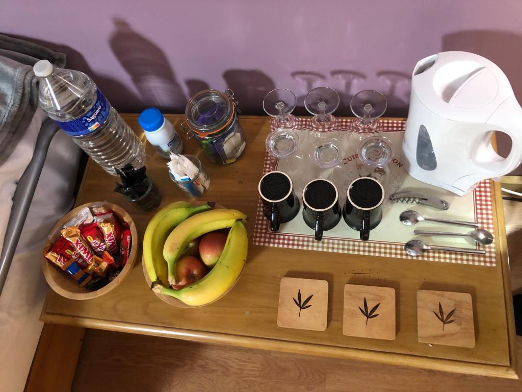 Příslušenství pro přípravu čaje a kávy v ubytování La forge b&b