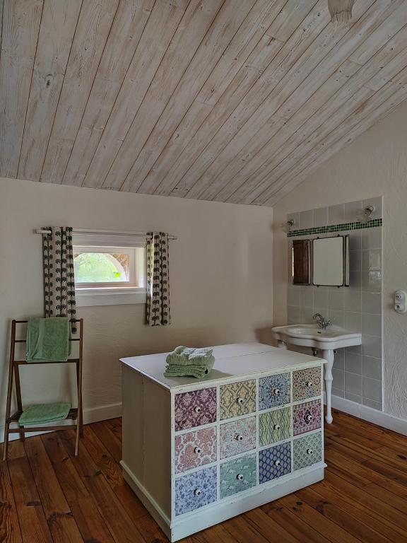 cocina con encimera y lavabo en una habitación en GITE DE LA JANIERE, en Sainte-Luce-sur-Loire