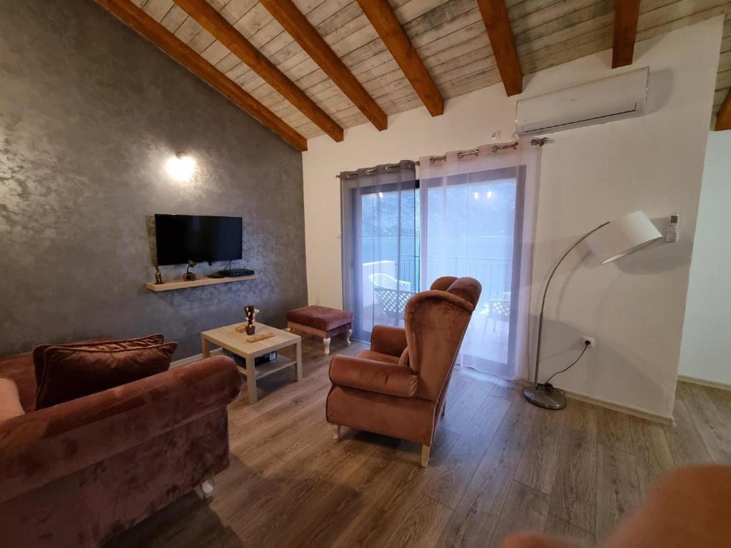 TV a/nebo společenská místnost v ubytování Holiday Home Cattaro