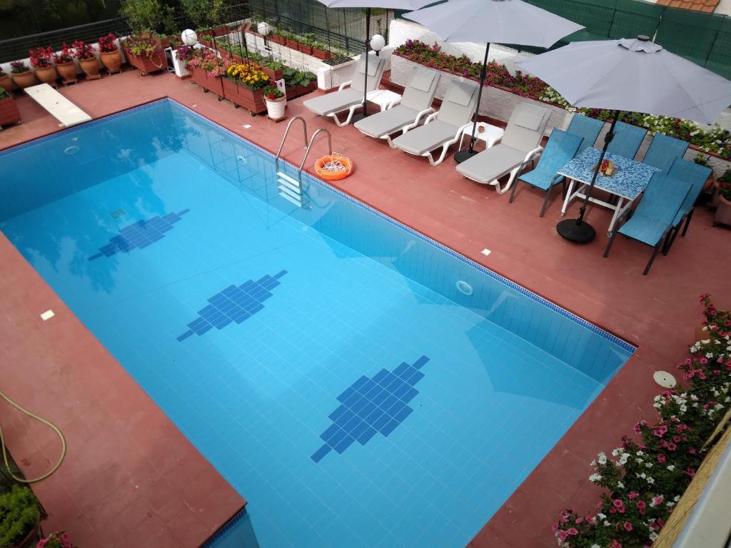 uma vista superior de uma piscina com peixe pintado nela em Villa in Panorama, Thessaloniki, with a swimming pool. Host: Mr. George em Tessalónica