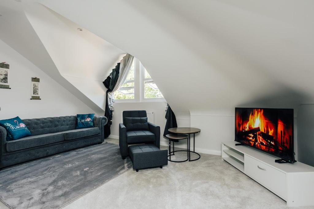 un soggiorno con divano e TV di Luxury central apartment sleeps 7 guests with free parking and Netflix a Bournemouth