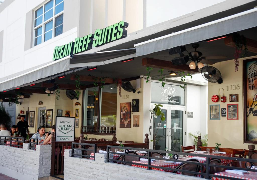 ein Restaurant mit einem Schild mit offenen Kaminen in der Unterkunft Ocean Reef Suites in Miami Beach