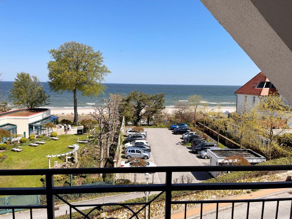 - une vue sur une rue avec des voitures garées sur la plage dans l'établissement Ferienwohnungen Ostseeblick, à Bansin