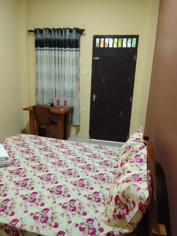 Postel nebo postele na pokoji v ubytování Serene Inn Kandana