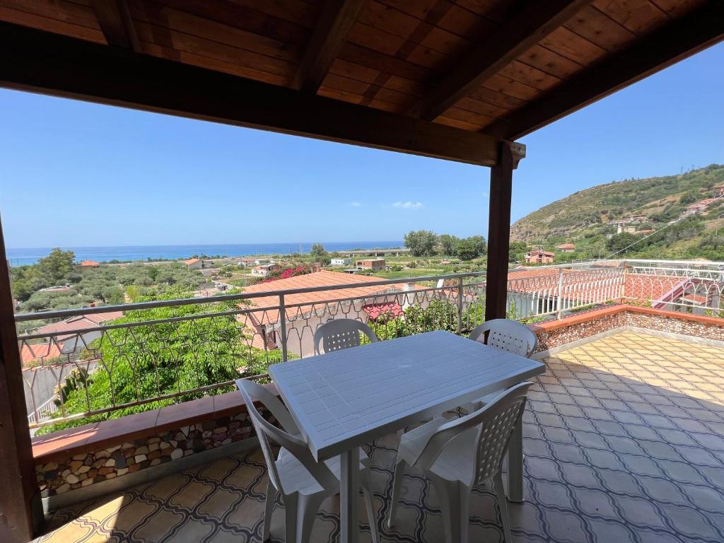 - Balcón con mesa blanca y sillas en Viola's House, en Marina di Fuscaldo