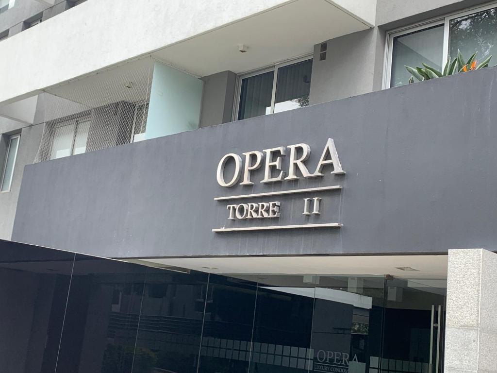 un cartel que dice "Opera house" en un edificio en Opera Luxury Condominium en Córdoba