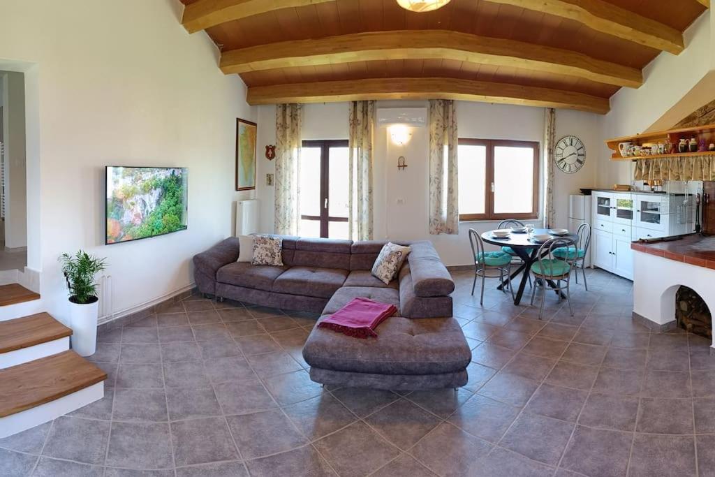 een woonkamer met een bank en een tafel bij House in Istria in Plomin