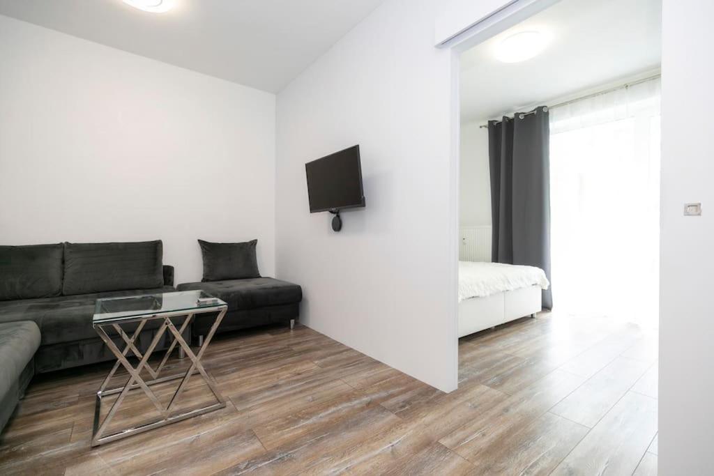 Μια τηλεόραση ή/και κέντρο ψυχαγωγίας στο ALURE RESIDENCES 1 & 24h self check-in, free parking in front of the apartment building, new building, terrace, cafe with breakfast in the apartment building, next to the aqua park