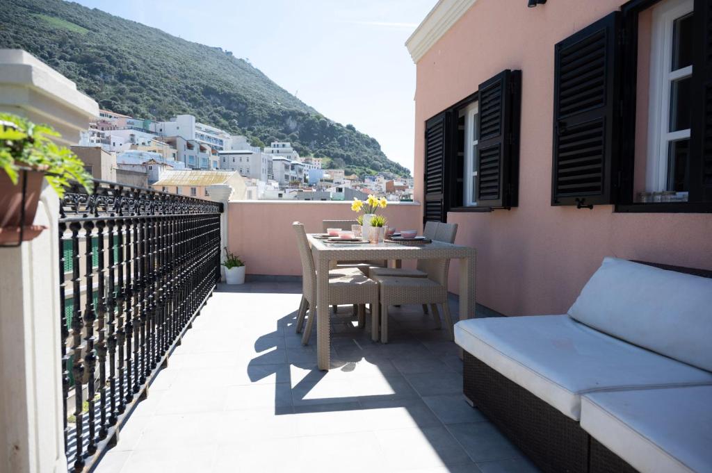 een balkon met een tafel en stoelen in een gebouw bij Luxurious Penthouse Studio with Private Terrace - Grand Central House in Gibraltar