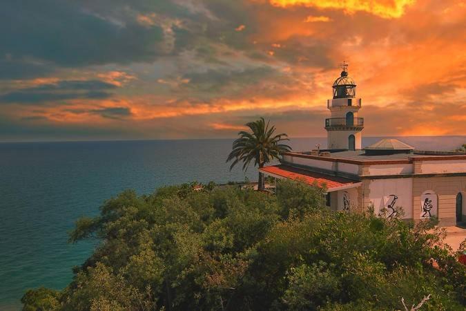 Fotografia z galérie ubytovania Villa junto a la playa con piscina v destinácii Calella