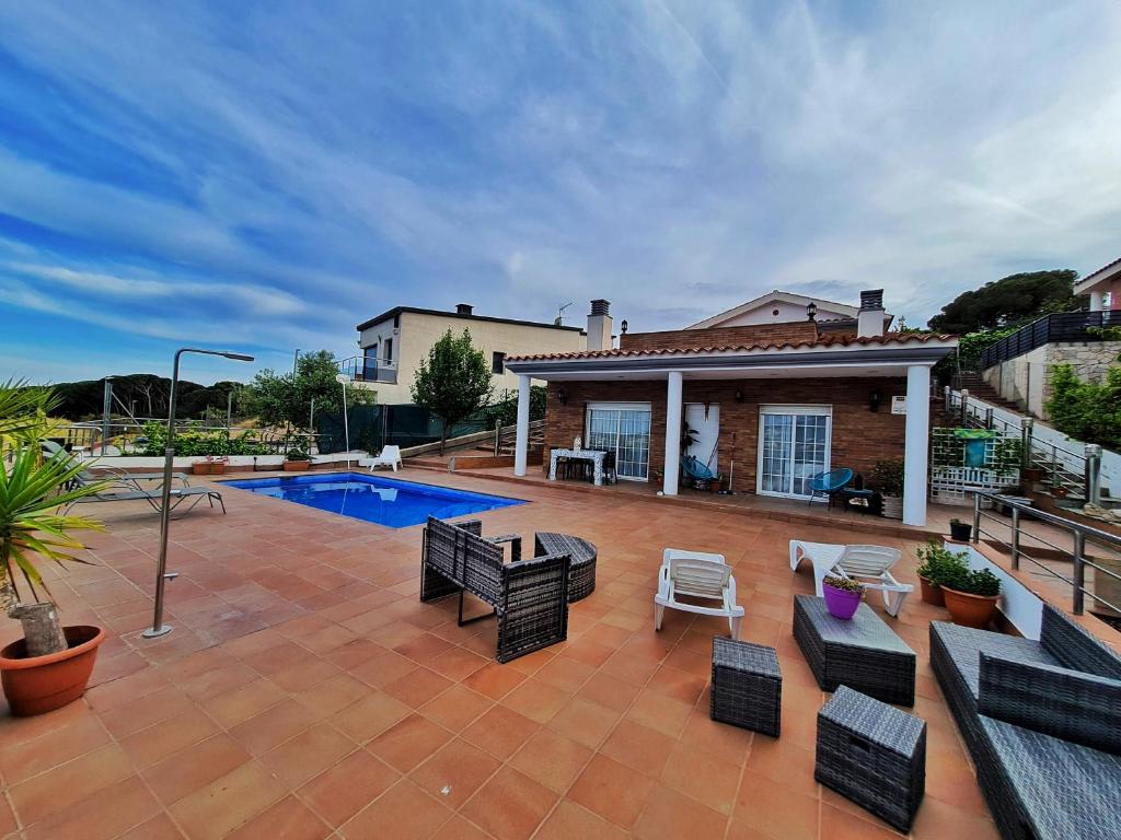 Fotografia z galérie ubytovania Villa junto a la playa con piscina v destinácii Calella