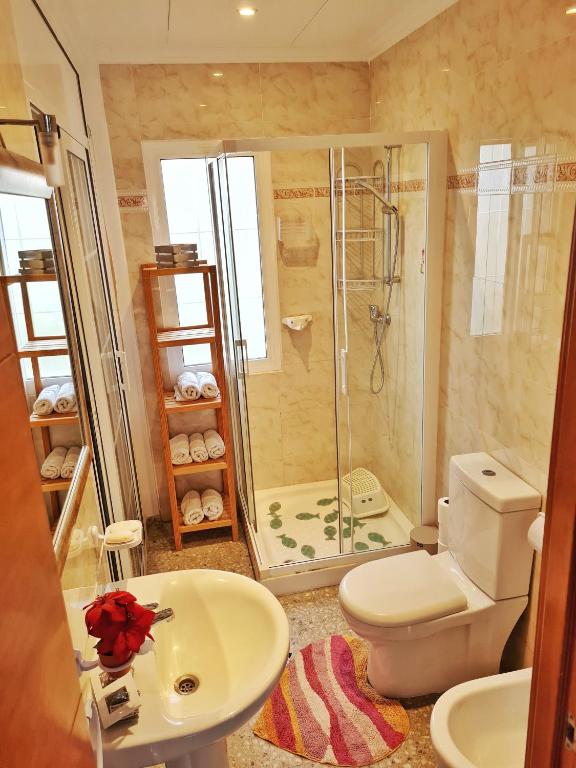 Fotografia z galérie ubytovania Villa junto a la playa con piscina v destinácii Calella