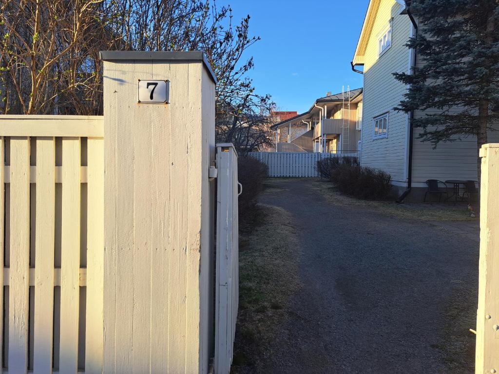 una cerca de madera con un número al lado de una casa en Huoneisto Neristan Kokkola, en Kokkola