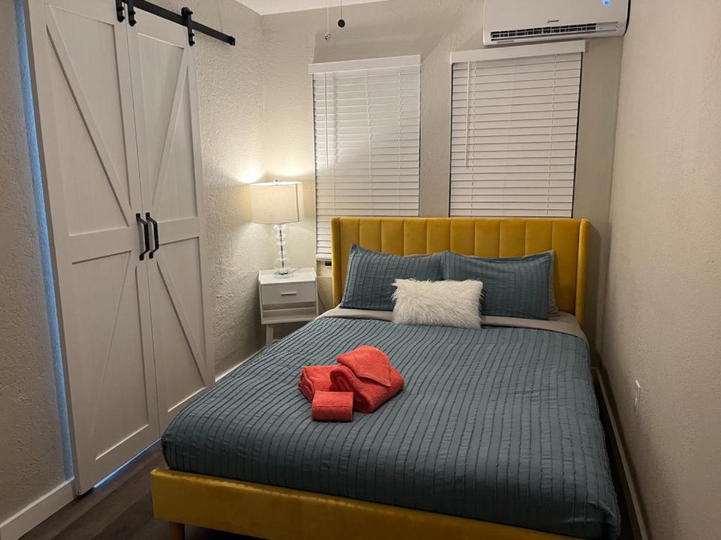 1 dormitorio con 1 cama con 2 toallas en The Blue Wave Suite Unit C, en San Petersburgo