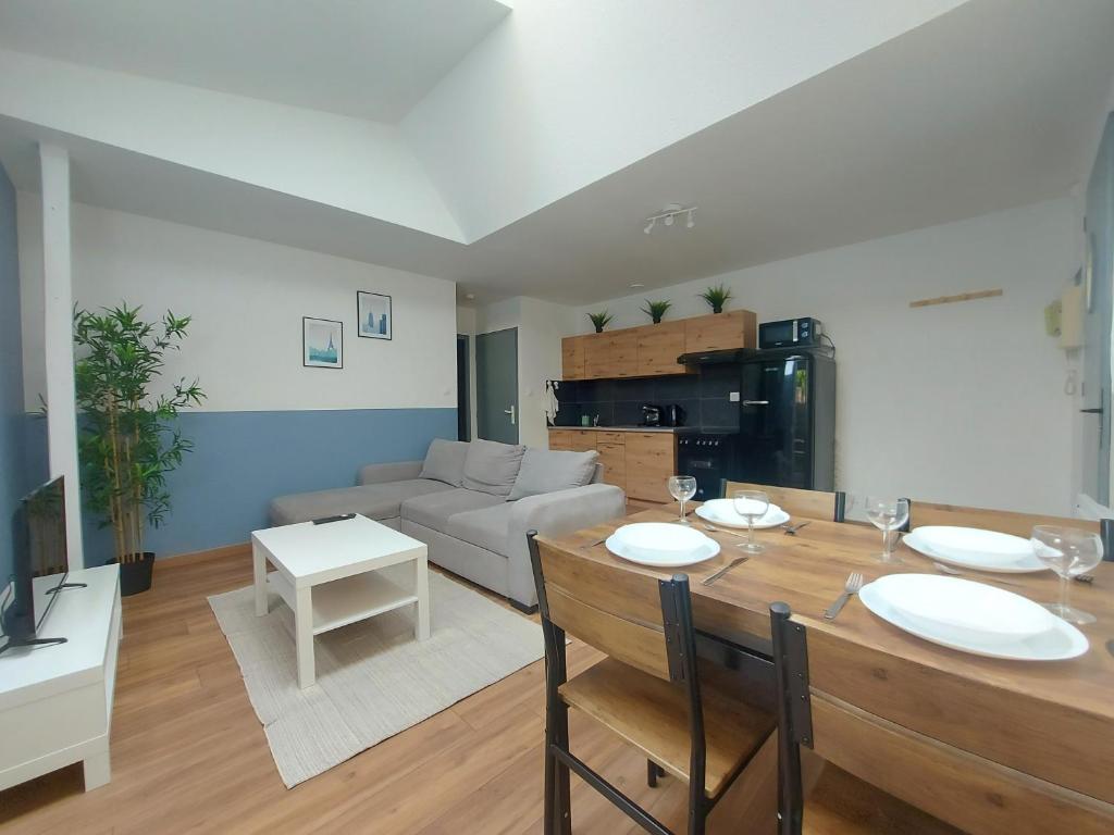 ein Wohnzimmer mit einem Tisch und einem Sofa in der Unterkunft °Appart' 1 Audincourt centre ° in Audincourt