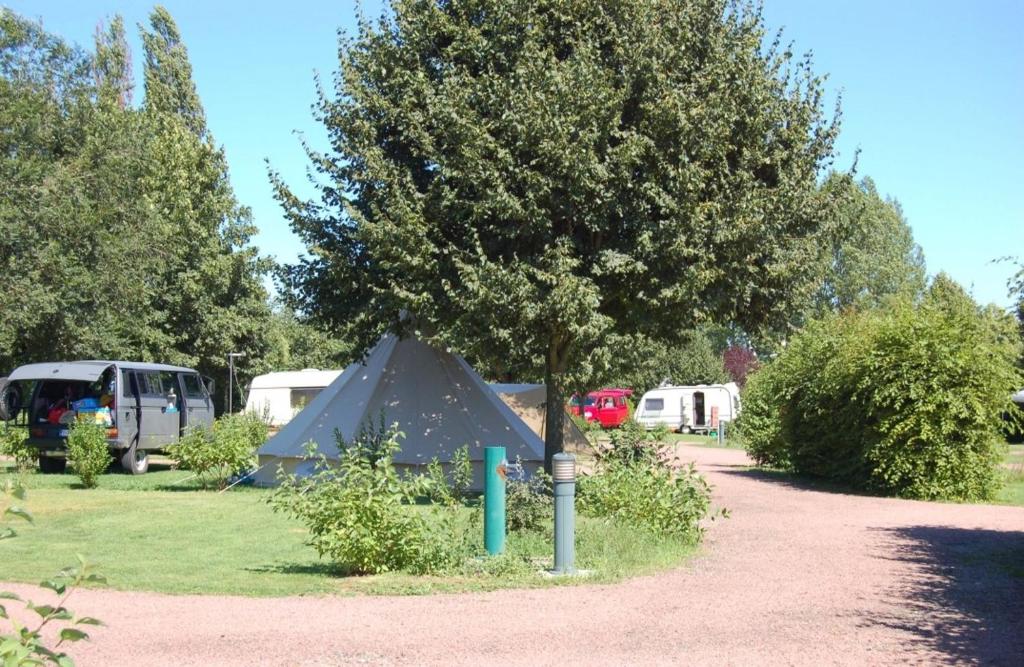 a group of tents and a tree in a field at Les Insolites du vélodrome d&#39;Albert in Albert