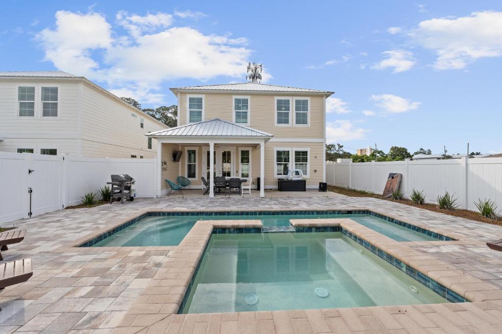 Pet Friendly Beach House Sugary Sands by Panhandle Getaways, Panama