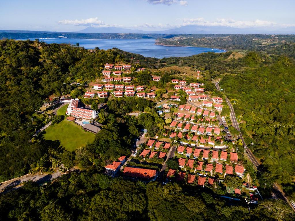 Vue aérienne d'un grand groupe de maisons sur une colline dans l'établissement Villas Sol Beach Resort - All Inclusive, à Playa Hermosa