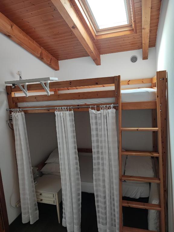 B&B La Casetta emeletes ágyai egy szobában