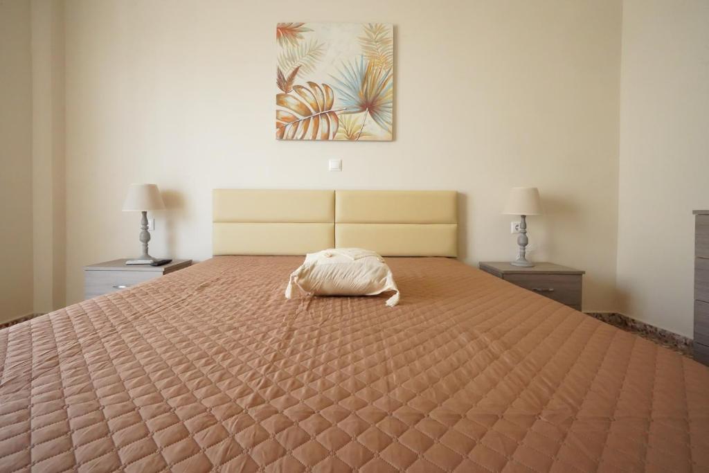Dormitorio con cama con colchón visor en Meltemi House en Mastichari