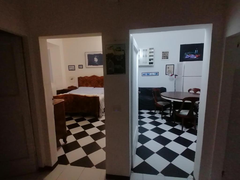 pokój z łóżkiem i pokój ze stołem w obiekcie Gallery House w mieście Fermo