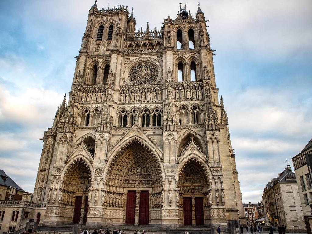 a large cathedral with a large tower at Appartement Prestige - Amiens in Amiens