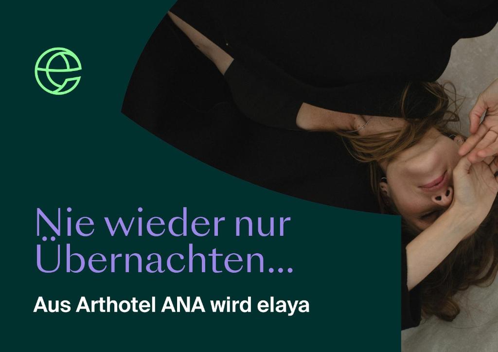 elaya hotel munich city في ميونخ: امرأة ورأسها في يدها