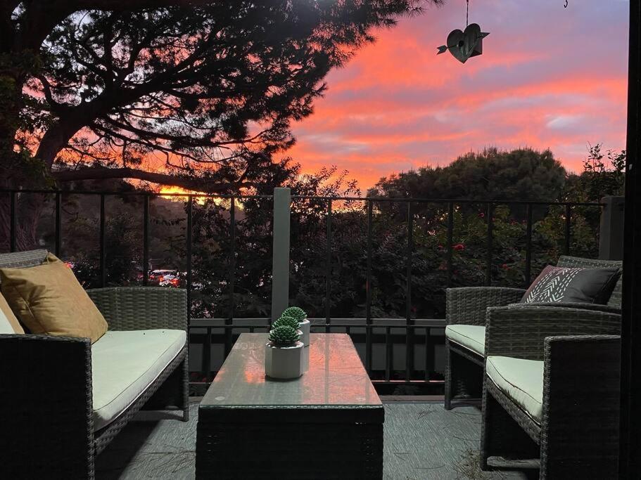 une terrasse avec une table et des chaises et un coucher de soleil dans l'établissement Relax @CercaDelPlaya: .7mi to the Beach! 4BR/2.5BA, à San Diego