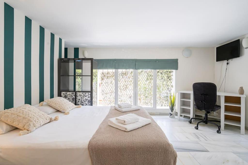 1 dormitorio con 1 cama grande y 2 toallas. en ARRIAGA ALTO- Coqueto duplex. Parking gratuito, en Madrid