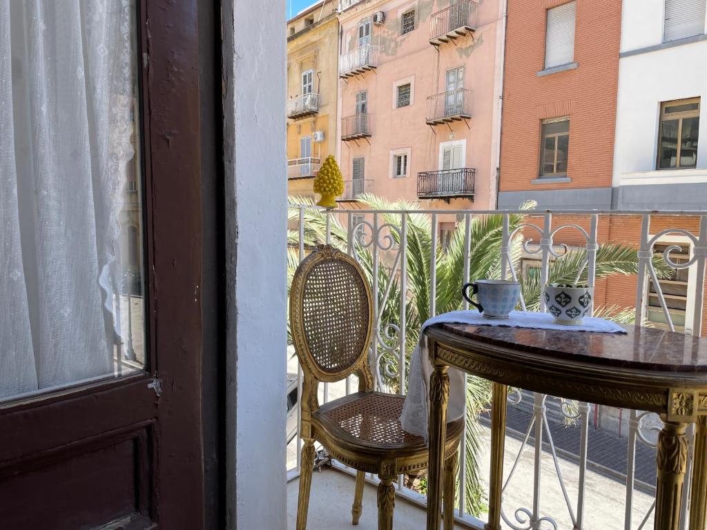 balcón con mesa y sillas en La Casa di Vicolo Re, Vicino alla Scala dei Turchi en Porto Empedocle