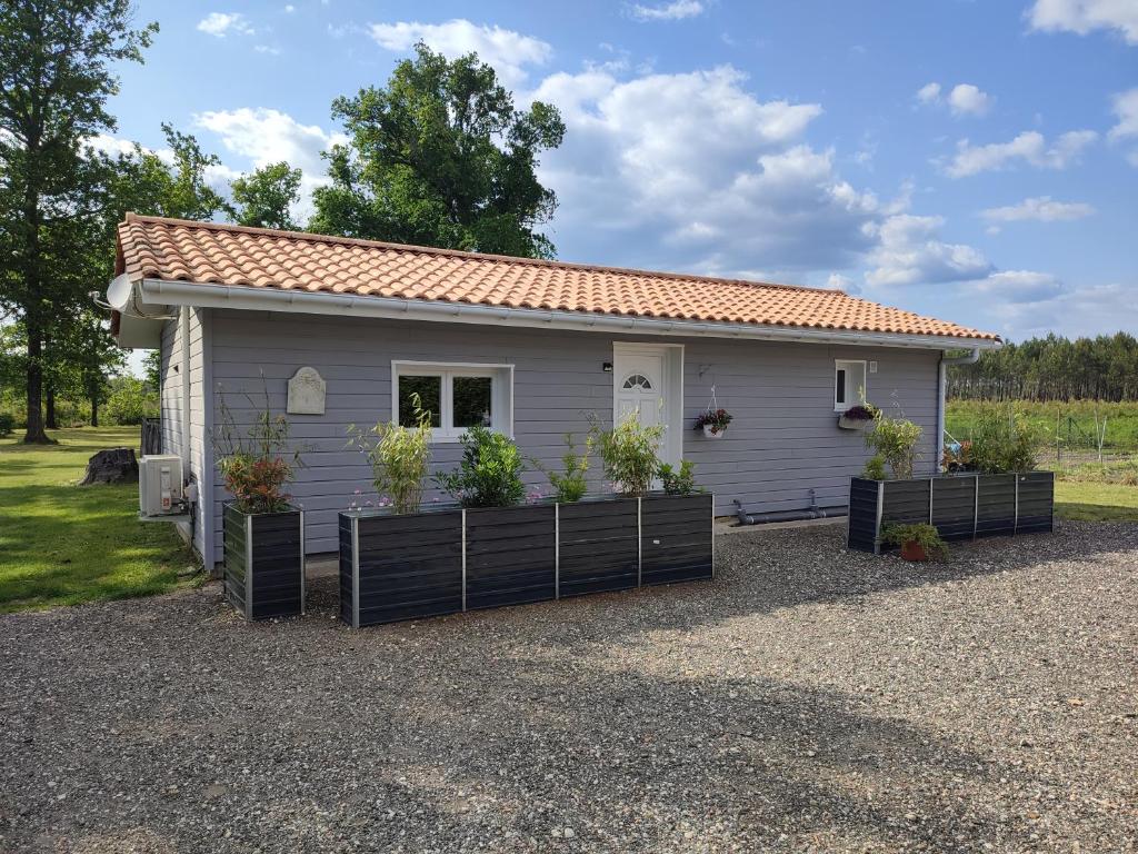 une petite maison avec une clôture devant dans l'établissement Family house carcanaise, à Carcans