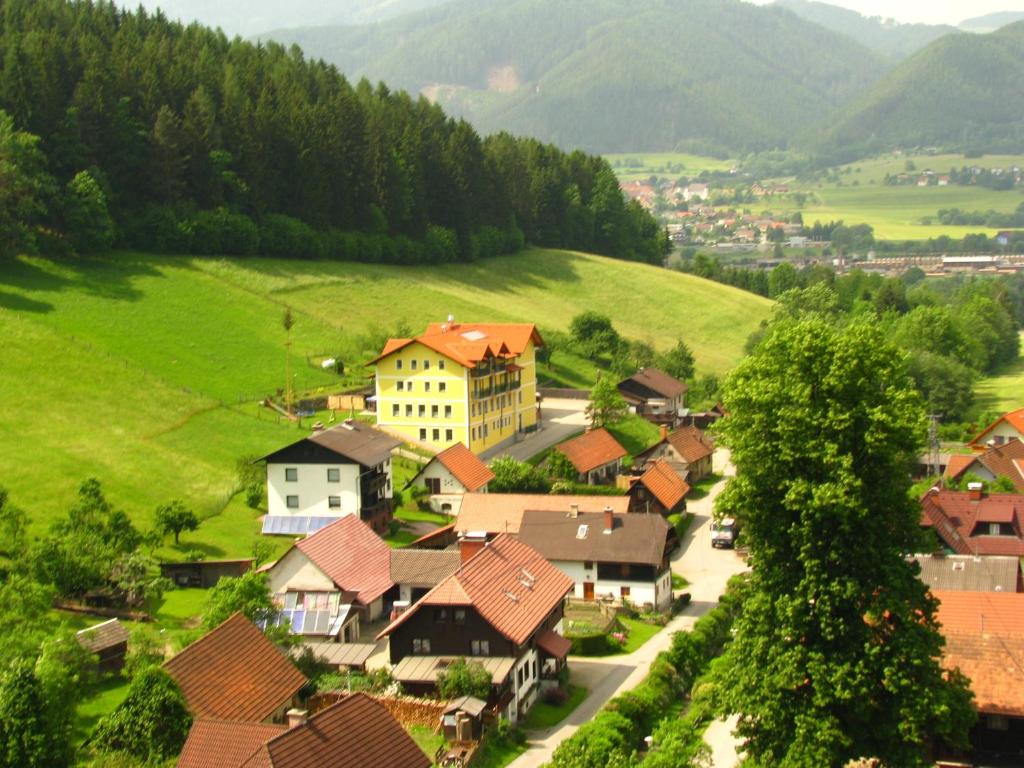 ein Dorf in einem grünen Tal mit Häusern in der Unterkunft Landgasthof Sepplwirt in Kindberg