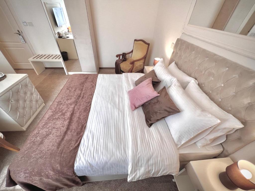 Postel nebo postele na pokoji v ubytování International Inn
