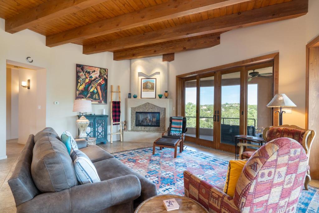 Moon Shine Manor - Housity