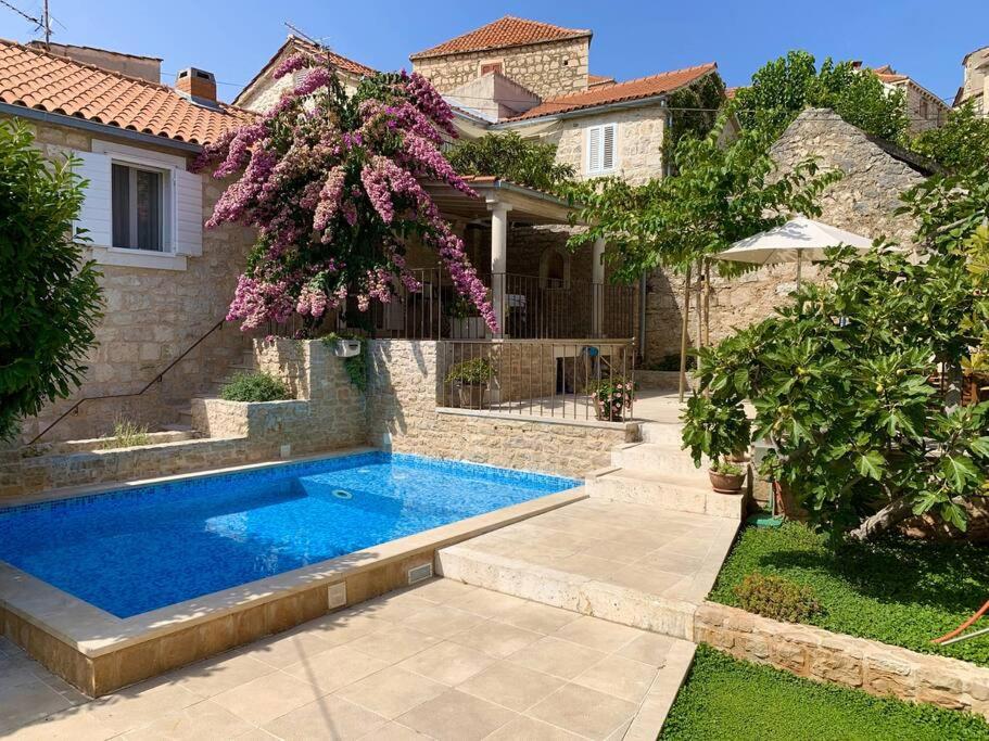 a house with a swimming pool in a yard at Heritage house Dvor in Sutivan