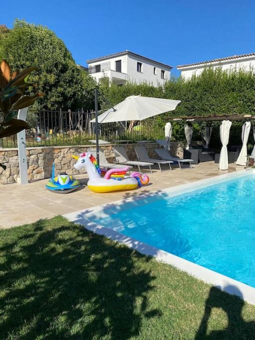 une piscine avec des jouets gonflables dans une cour dans l'établissement jolie appartement avec piscine, à La Roquette-sur-Siagne