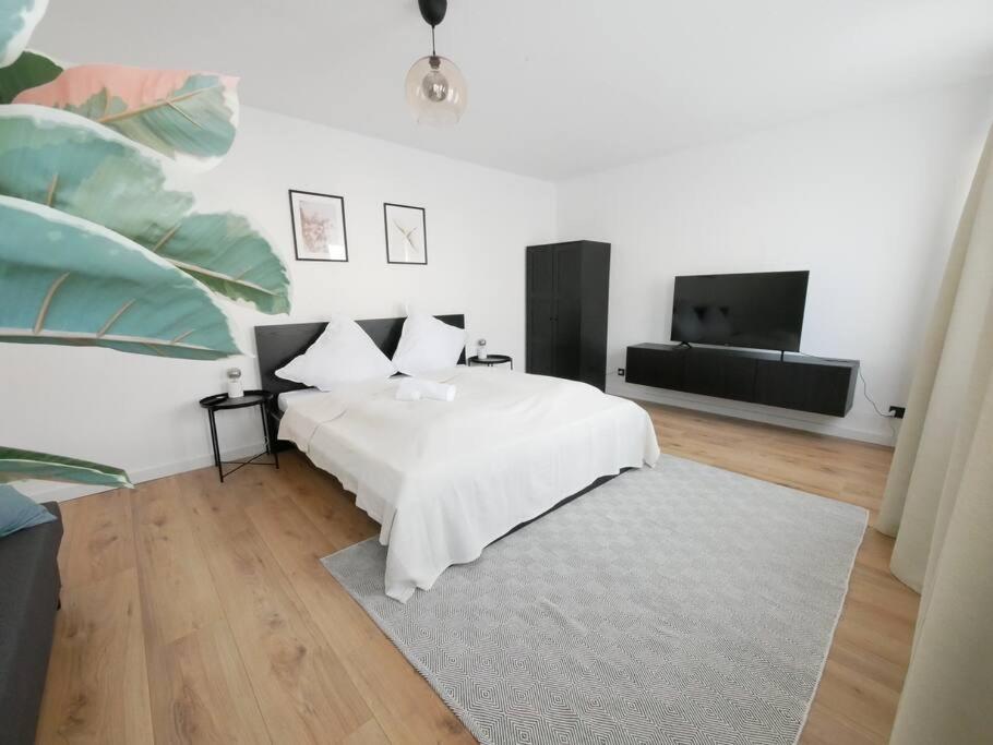 1 dormitorio con cama blanca y alfombra en 69 m², zentral, Balkon, stilvoll, en Osnabrück