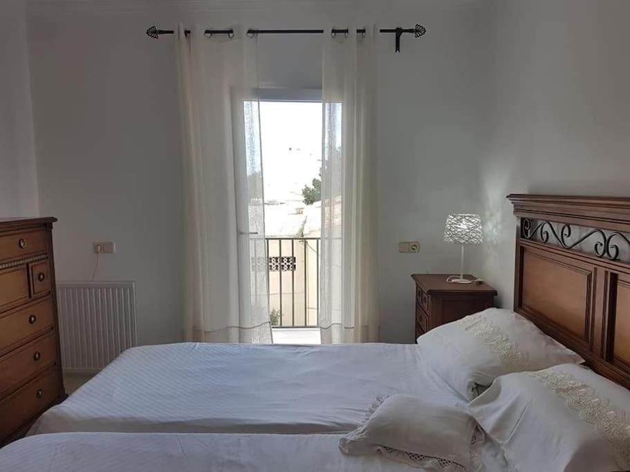 um quarto com uma cama grande e uma janela em Flat in Porto Cristo center 350 mt. beach Strand em Porto Cristo